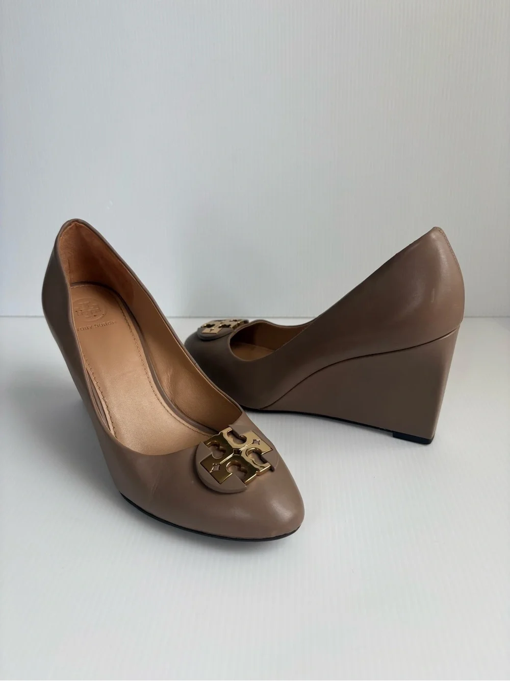 Tory Burch Luna 85mm Taupe Wedges Shoes Pumps Size 8 EUC